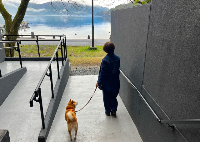 【Rakuten STAY FUJIMI TERRACE 箱根芦ノ湖】エントランスから徒歩10秒で芦ノ湖畔へ