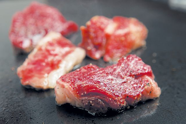 関西「馬肉」の名店／りょう馬（京橋）　馬焼き盛り合わせ 1人前1706円