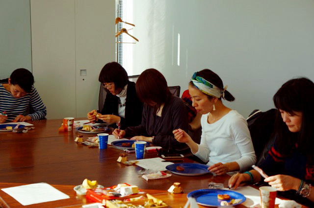 スイートネットワーク試食会／（左から）水澤香織さん、佐藤史江さん、浜谷美幸さん、大坪美恵子さん、竹内未矢子さん