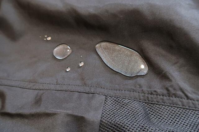 【ワークマン　レディースアクティブセットアップ】水を弾く撥水加工が施されています