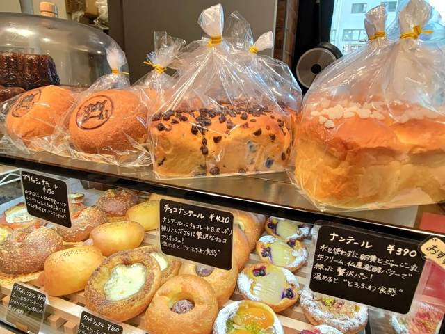 【パンと焼き菓子のPapapapa-n! （ぱぱぱぱーん）－ブリオッシュ専門店－】お店でも一番人気の「ナンテール」（390円／税込）はしっとりふわふわのケーキのようなパン