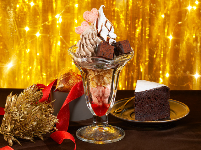 「生チョコ風濃厚リッチガトーショコラ＆ストロベリーハートパフェ」＜価格：690円（税込）＞【バレンタイン限定！金箔がリッチなサンマルクカフェの「プレミアムチョコクロ 濃厚リッチガトーショコラ」販売決定！】