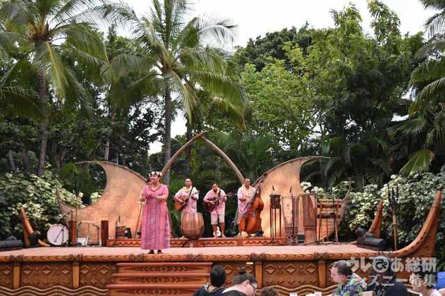 シーアが登場、これはまだ入場してみんなゆっくりビュッフェを楽しんでいる場面ですね。 撮影 / 筆者