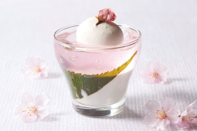 「桜のパンナコッタ」 750円（税別）／グランド ハイアット 東京　フィオレンティーナ ペストリーブティック〈東京 六本木〉