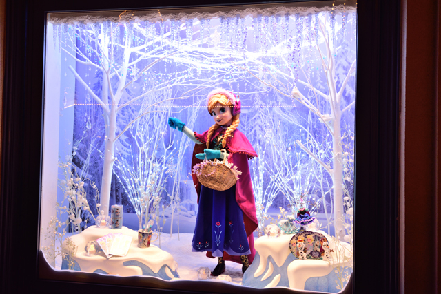 「グランドエンポーリアム」のショーウィンドウ、アナ ©Disney