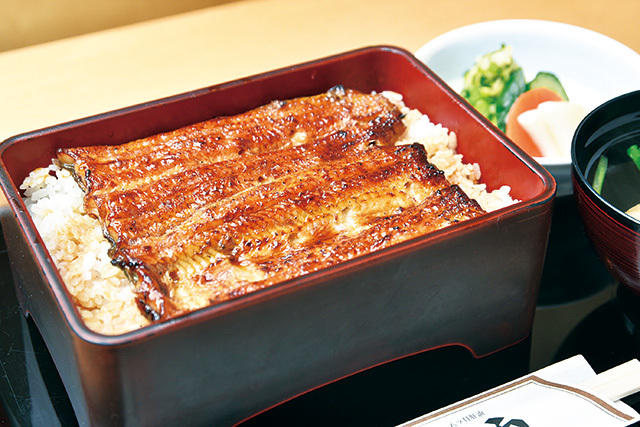 八ツ目や にしむら（巣鴨） うな重定食（上） 3200円 深みのある味わいだが濃すぎないタレで飽きることなく食べられる。肝吸い付き。