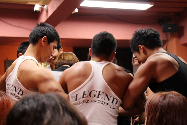 肉の壁の内側にいるお客さんは全く見えない