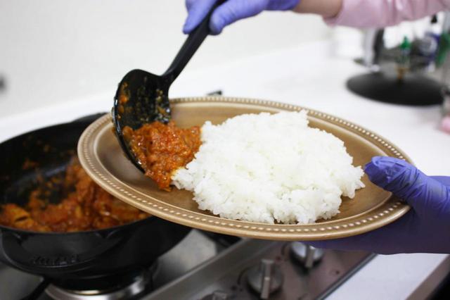 いよいよ盛り付け！ スパイシーな香りが食欲をそそります