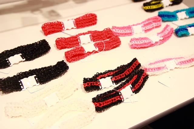 【MID　MIDKNOT】MIDさんと十六夜さんの合同出展。素材を活かしたMIDさんの首輪と、カワイイ系を意識した十六夜さんのチョーカーのコントラストが楽しい。