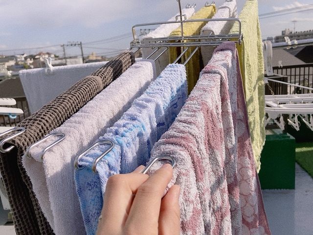 【カインズ 乾きやすく竿に掛けやすいステンレスタオルハンガー】タオルが8枚干せる