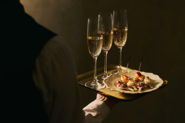 「ウェルカムドリンク、フィンガーフードイメージ」＜期間：2026年3月7日〜4月26日＞【京都センチュリーホテルで「5種のブランドいちご」や「スイーツ＆セイボリー」を優雅に楽しむプレミアムスイーツビュッフェ開催】