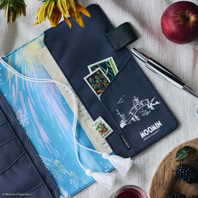 【ムーミン「ほぼ日手帳2026」】手帳カバー「大パーティの夜」：オリジナルサイズ（A6）、カズンサイズ（A5）／内側には、カバー表紙の絵の上部に描かれていた打ち上げ花火をデザイン！