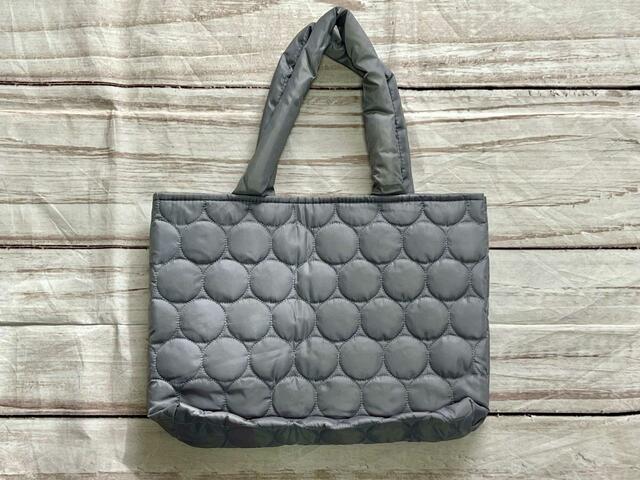 バックは装飾がないシンプルなデザイン