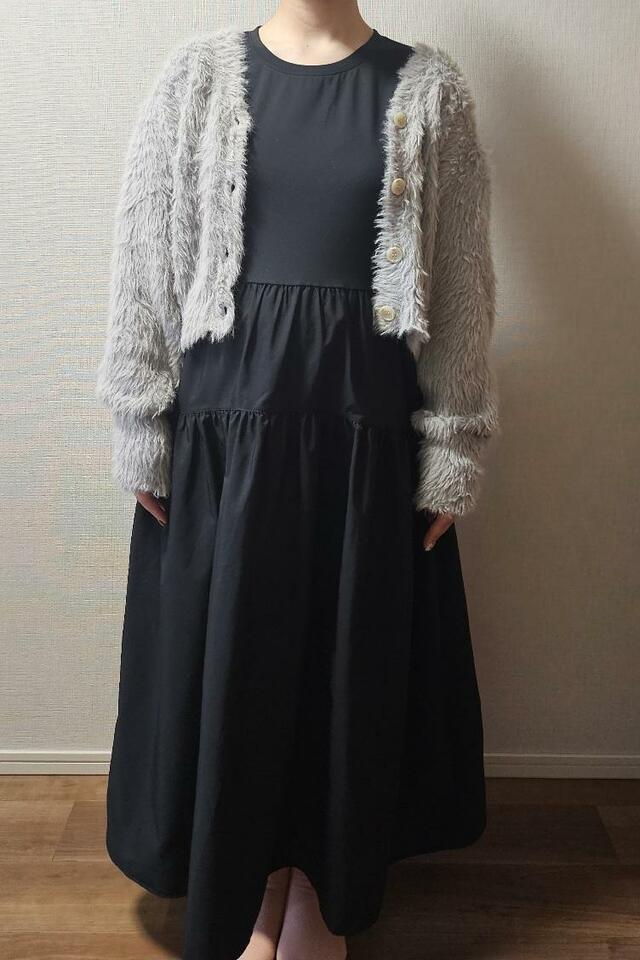 【coca　シルキータッチドッキングギャザーワンピース】クロップド丈のカーディガンを合わせると、スカートのデザインをより引き立たせるコーディネートに！