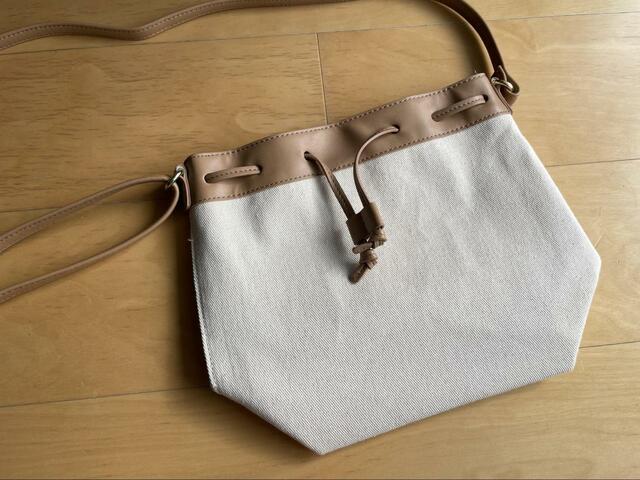 今回はブラウンを選びました【GU キャンバスドローストリングバッグ】