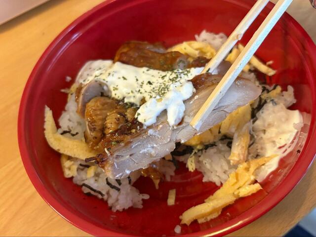 【ロピア てりタルチキン丼】この断面がうまさを物語ってる♪