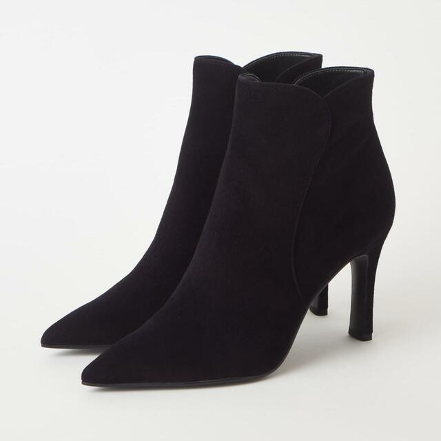 「ポインテッドショートブーツ」シルキー 28,600円（税込）