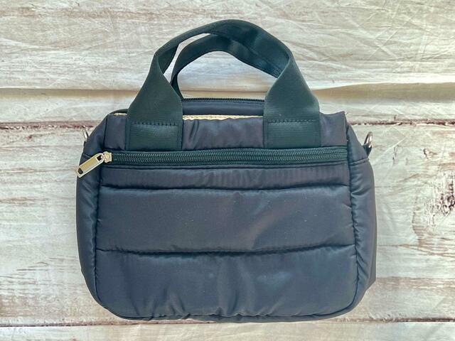 バックはファスナーポケット付き