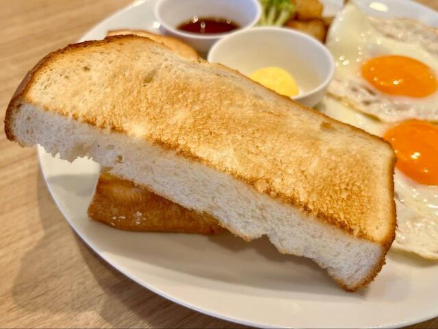 【ビッグボーイ トースト＆エッグ（サラダバー・スープバー付）】厚切りでふかふかのトーストは食べ応え抜群！バターをたっぷり塗っていただきました