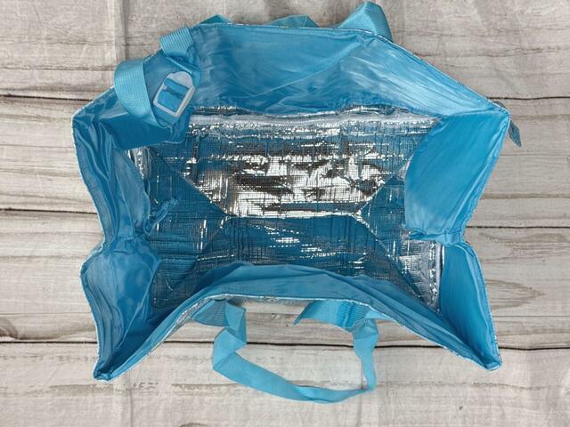 内側は保冷機能付きで今の季節のお買い物に便利！