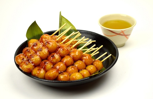 …と、みたらし団子20本で (緑茶付き) (1,600円)