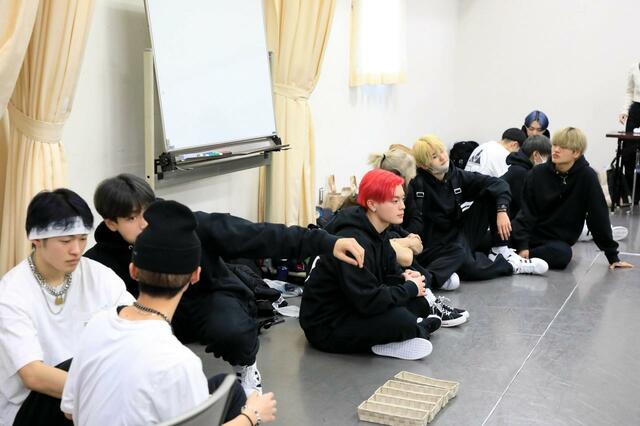 他のメンバーがパフォーマンス中は座って待機するメンバー