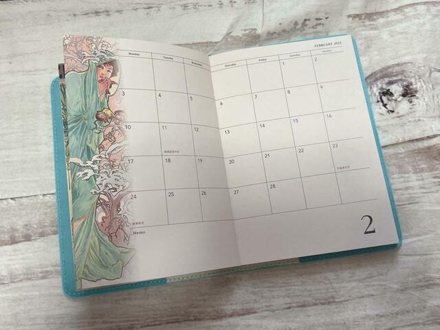 2月のアートは「四季〜冬」凍えた小鳥を両手で温めながら息を吹きかけている冬の女性が寒い2月にぴったり！