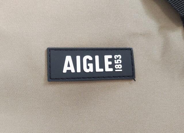 バッグ中央には、「AIGLE」とブランドロゴが記載されたタグがついている