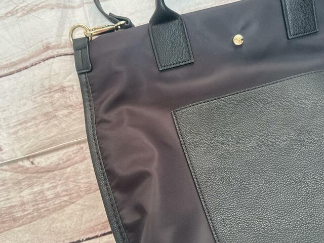 本体はナイロン素材、ハンドルやポケットなどは合成皮革の異素材の組み合わせがスタイリッシュ！