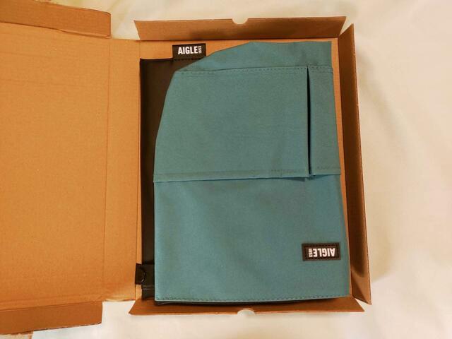 付録のAIGLE（エーグル）トートバッグ＆仕切りになるバッグインバッグ2点セットが丁寧に梱包されている