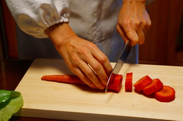 【白みそシチューの作り方5】1ｃｍくらいの厚めの輪切り