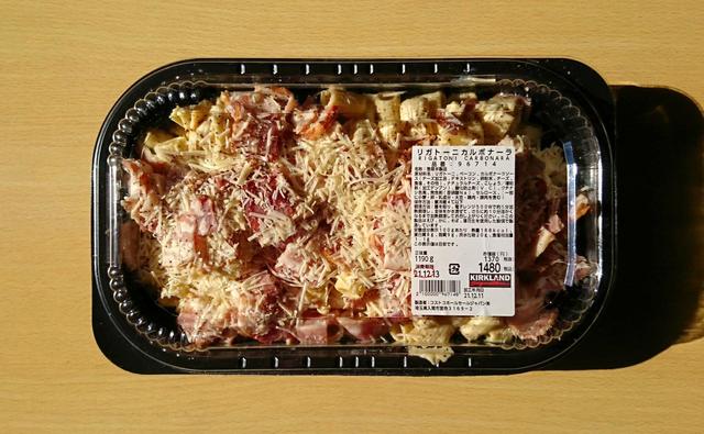 【カークランドシグネチャー　リガトーニカルボナーラ　1190g　1480円】パスタとベーコンの上にチーズがどっさり