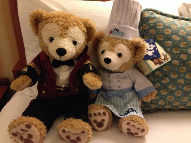 左はライターのSサイズダッフィー。右はパリのロゴ入りのコックダッフィー