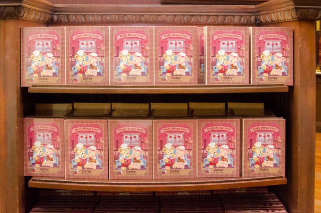 東京ディズニーシー「スウィート・ダッフィー」（2015年）スペシャルグッズ ©Disney