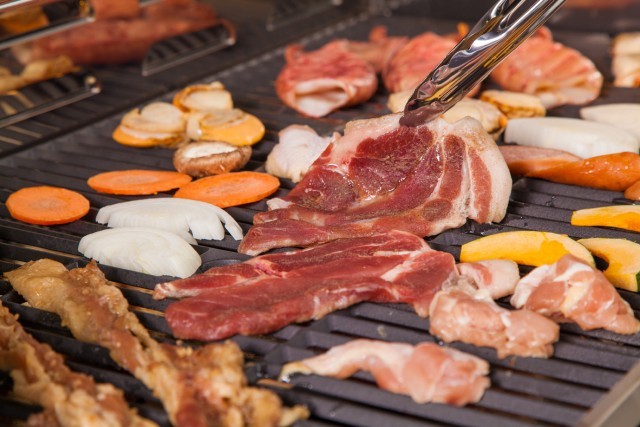 ボリュームたっぷりの肉と、新鮮な魚介類、そして野菜も盛りだくさん