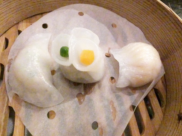 （左から）「五目蒸し餃子」「蟹肉入り三食蒸し餃子」「海老入り蒸し餃子」 （菜香新館）