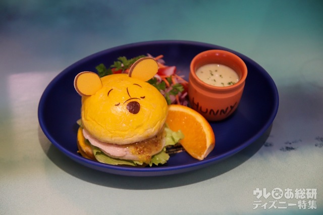 「プーさん」 不思議な夢の中のチキンバーガー 単品：¥1,890 （税抜）、プレート付き：¥3,480（税抜）