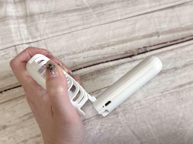 【cookpad plus 2025年夏号増刊付録】持ち手の切り替え部分で折り曲げて卓上に置くことができます