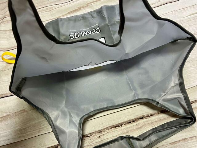 内側にはポケットなどがないシンプルな作り