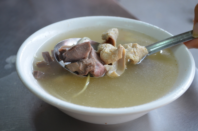   臭みのない「劉里長雞肉飯」の下水湯。下水の文字にギョッとするが、下水湯とはモツスープのこと