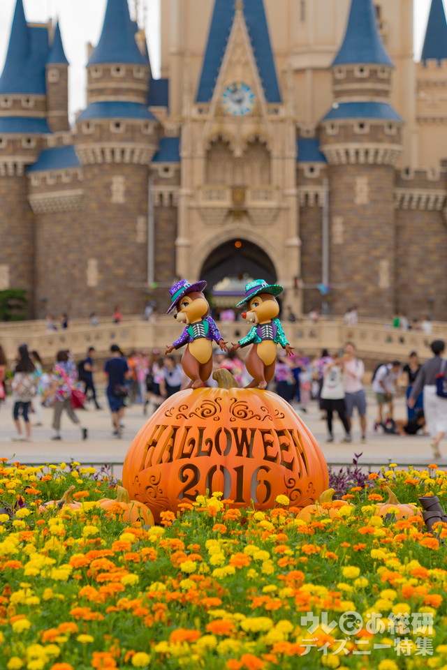 プラザの中央にはかっこよく決めたチップ＆デールも登場