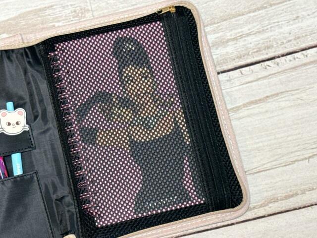 ファスナーポケットにはノートをイン
