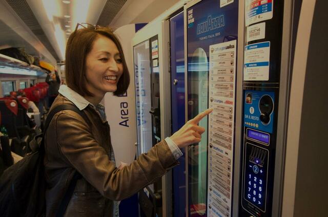 イタロの車内にはエスプレッソ自販機があってびっくり。種類も選べて、豆から挽いてくれる