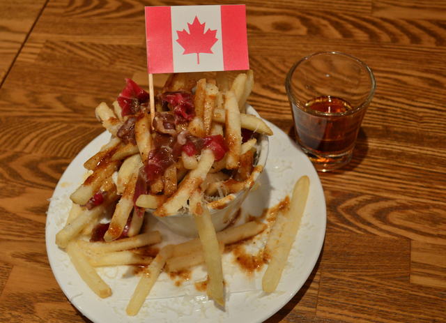 デルソーレ流プーティーン　 グレイビーソースとメープルシロップ添え