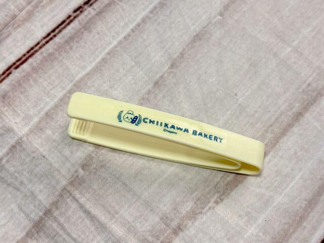 ちいかわベーカリーで実際に使用されているトング。シールを貼るだけですが、プラスチック製でしっかりしています！