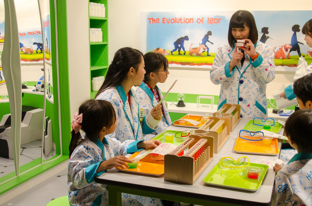 よーくお話を聞いて、実験開始!｜仕事体験テーマパーク「カンドゥー」