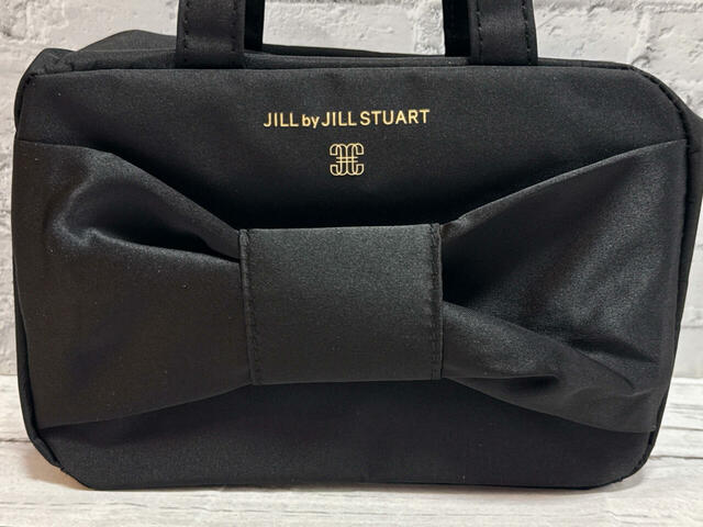 シックなブラックなので、ビッグリボンのデザインでも甘くなりすぎず、大人かわいい印象♪