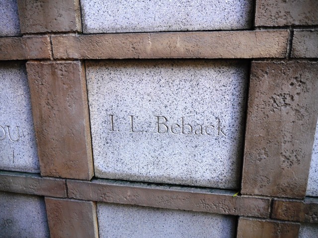 「I. L. Bebackさん」は「I’ll be back」の言葉遊び