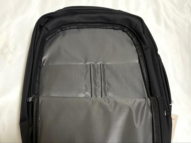 【3COINS 4パーテーション2WAYリュック／MENS】メイン収納部の前にもう1つ大きなファスナーポケットがあり、小物を仕分けられるポケットもついています◎