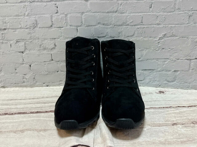 カジュアルすぎず大人らしい着こなしにも溶け込みやすいデザインのショートブーツ♪